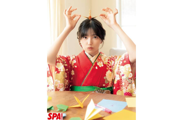 乃木坂46五百城茉央、赤の振袖姿でお茶目にパシャリ!華やかな迎春グラビアを披露