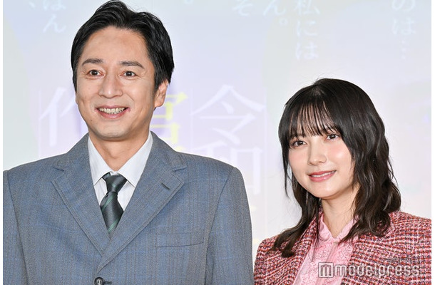 「令和に官能小説作ってます」合同取材会に出席した徳井義実、桃月なしこ(C)モデルプレス