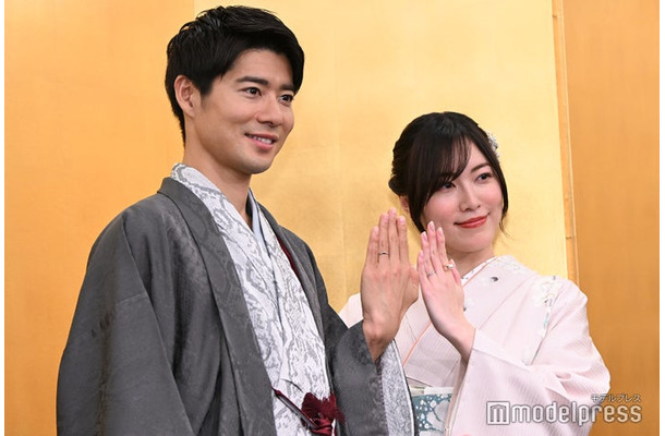 結婚会見に登場した辻本達規、松井珠理奈(C)モデルプレス