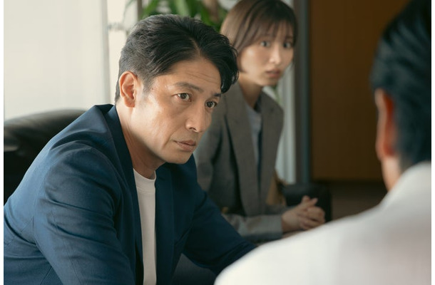 玉木宏、岡崎紗絵「プロフェッショナル 保険調査員・天音蓮」第1話（C）フジテレビ