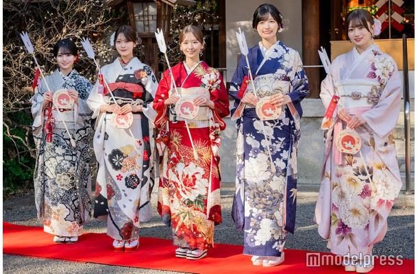 乃木神社で成人式を行った瀬戸口心月、奥田いろは、菅原咲月、五百城茉央、愛宕心響(C)モデルプレス