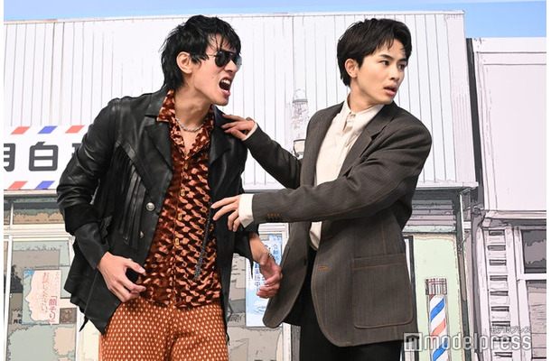 寸劇を披露する中島歩、草川拓弥(C)モデルプレス