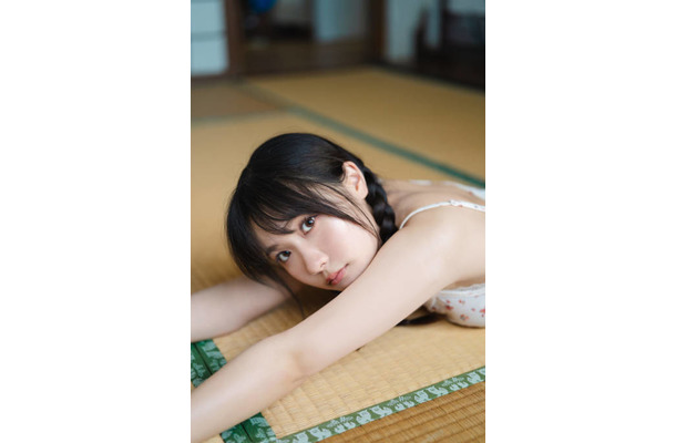 坂倉花、ヘルシーな肌見せ姿で畳にごろん！バリエーション豊かな衣装で新たな魅力が光る