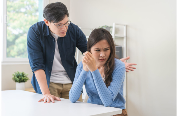 「お前、頭おかしいんじゃねえの？」細かいことで謝罪を強要し、人前で妻を笑いものにする夫。「これは普通なの？」居場所を奪わた妻が感じていた、言葉にできない恐怖とは