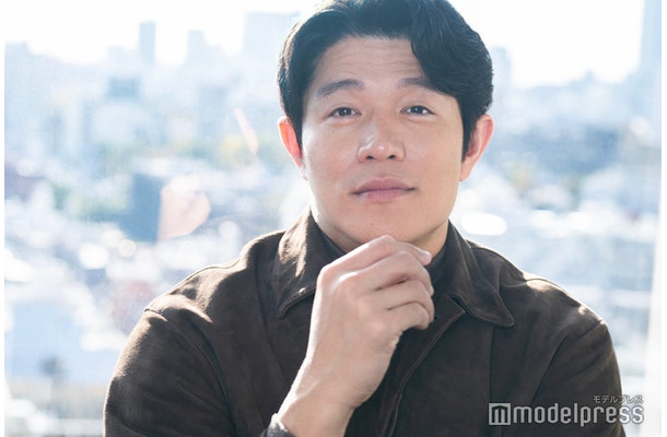 モデルプレスのインタビューに応じた鈴木亮平（C）モデルプレス