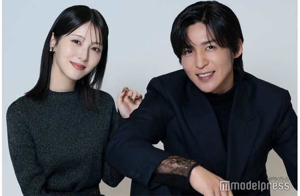モデルプレスのインタビューに応じた浜辺美波、目黒蓮（C）モデルプレス