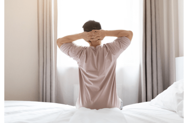 仕事に集中できない社会人…23時就寝の朝型生活を始めると⇒残業が20時間減！？