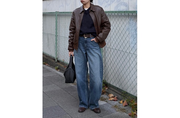 大HIT【ユニクロ】カーブジーンズの冬のハンサムスタイル。レザージャケットはブラウンならハード過ぎない着こなしに【40代の毎日コーデ】