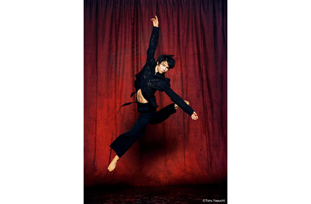 羽生結弦、高い跳躍で際立つ圧巻の肉体美！最新写真集『羽』収録の先行カット公開