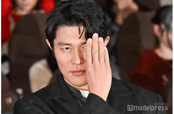 「リブート」ポーズで決める鈴木亮平（C）モデルプレス