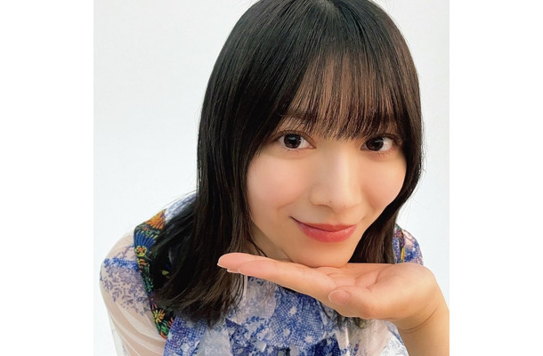 “あごのせ”する森田ひかる(撮影/武元唯衣)「櫻坂46写真集 櫻撮(さくさつ)VOL.01」(提供写真)