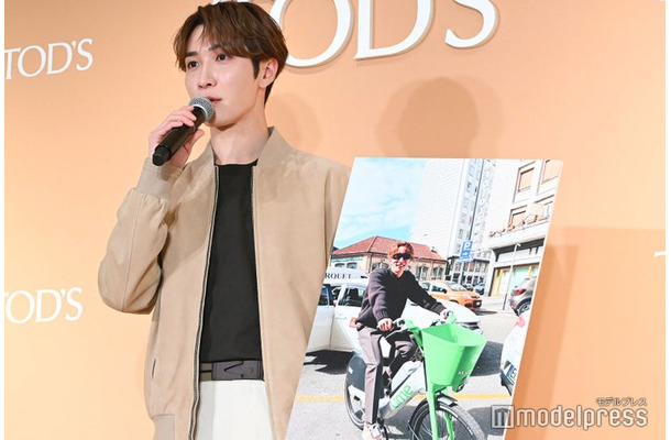 ラウールのバズ写真に対抗し、報道陣に拡散希望する渡辺翔太（C）モデルプレス