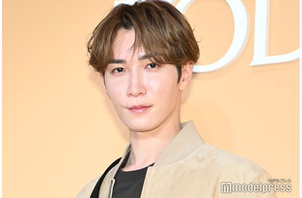 お気に入りのバッグを肩にかけフォトセッションに臨んだ渡辺翔太（C）モデルプレス