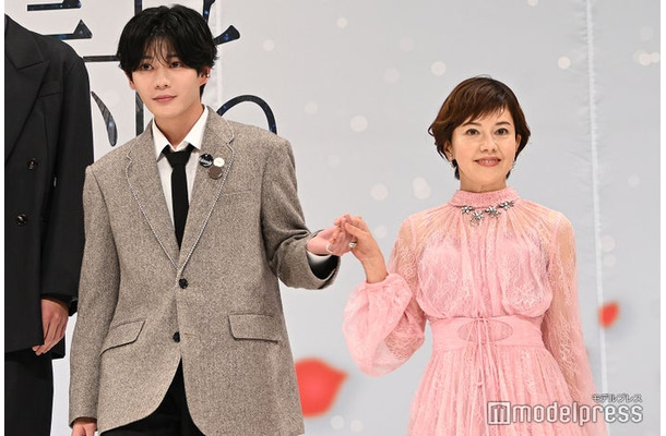 母親役の沢口靖子をエスコートする紳士・長尾謙杜（C）モデルプレス