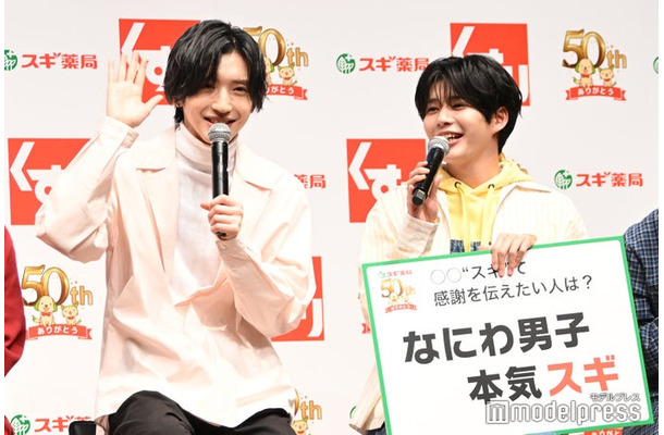 なにわ男子が忘年会の会計で本気のじゃんけんをしたことを明かす長尾謙杜（右）と、じゃんけんに負けて「自分史上1番の食費」を支払った道枝駿佑（左）（C）モデルプレス