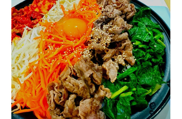 渡辺美奈代、ホットプレートで簡単！彩り豊かな野菜たっぷり夕飯に反響「美味しそう」「素敵」