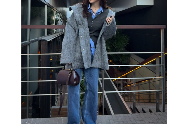 ボリュームたっぷりのシャギーコートで防寒もばっちり。ブルーを効かせた大人のカジュアルスタイル【40代の毎日コーデ】