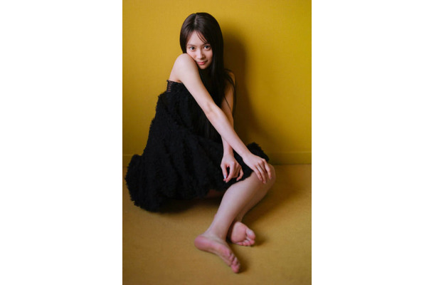 AKB48の新エース・伊藤百花、ほっそり美肩際立つグラビアを披露!万バズの“顔面力”で勝負