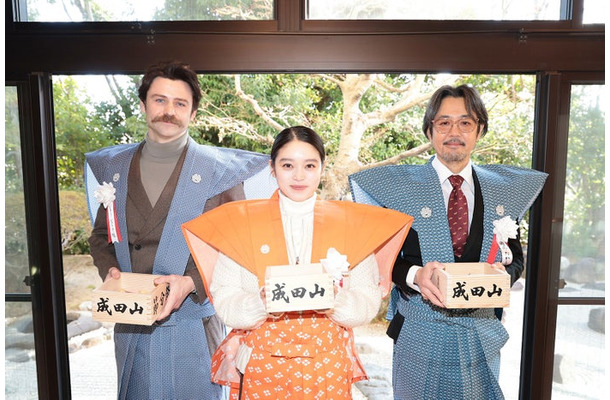 トミー・バストウ、高石あかり、岡部たかし(C)NHK