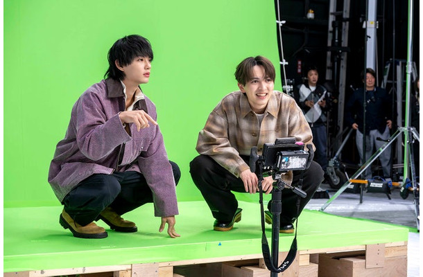 佐野勇斗、吉田仁人「ホットペッパーグルメ」新WebCM「便利」篇「おトク」篇メイキング(提供写真)