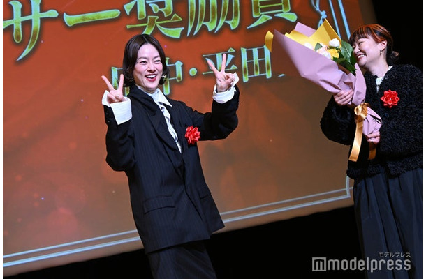 ピースを決める市川実日子、小田玲奈プロデューサー（C）モデルプレス