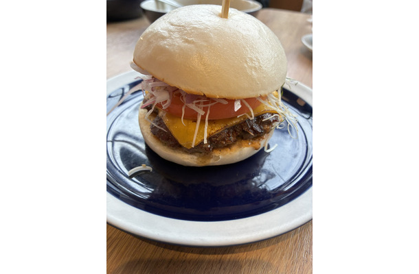 香港食べ歩き＆ちょっと立ち寄りカフェのおすすめは？ミシュラン・ビブグルマンのお豆腐から、アジアベスト女性シェフのハンバーガーまで！