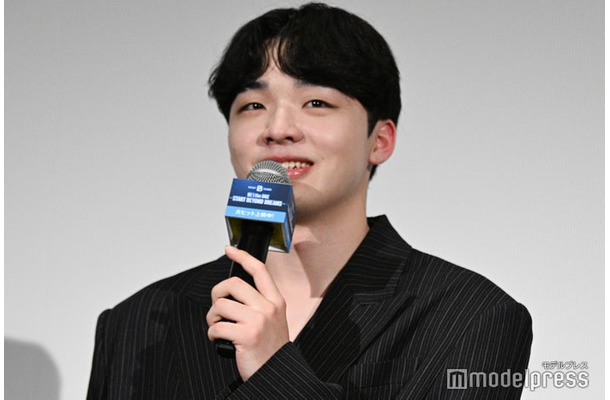 寝ているところが映画に映され照れ笑いを浮かべるRYUHEI（リュウヘイ）（C）モデルプレス