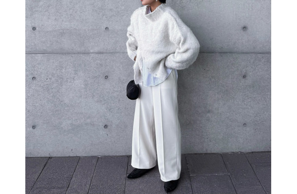 冬こそ挑戦したい、都会的な大人の白。大事にしたいのはシルエットと素材感【40代の毎日コーデ】