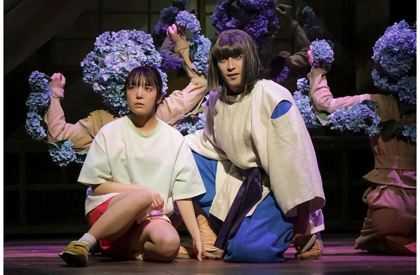 上白石萌音、阿久津仁愛／舞台「千と千尋の神隠し」より（提供写真）