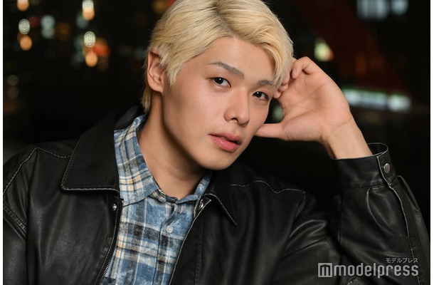 モデルプレスのインタビューに応じたトモアキ（C）モデルプレス