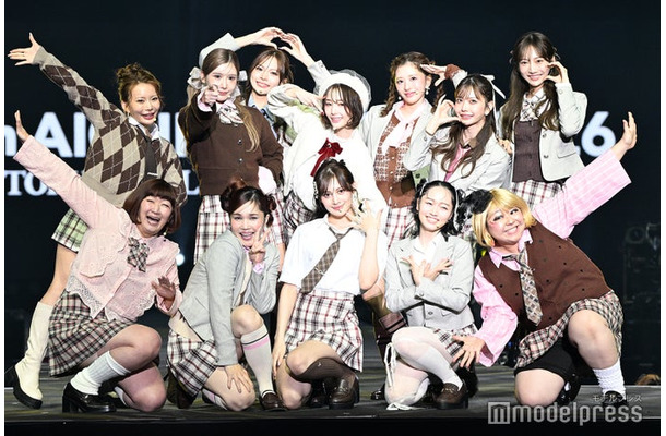 川村エミコ・平野ノラ・松浦景子・やしろ優が美女グループとコラボ（C）モデルプレス