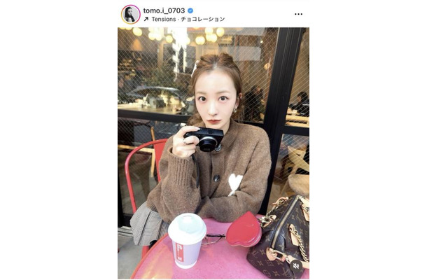 板野友美、キュートなブラウンニット×ポニテSHOTに反響「可愛すぎて尊い」「存在が映えてる」