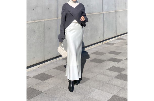 ユニクロの白タートルが名脇役。サテンスカートを冬から楽しむ大人のクリーンな着こなしテク【40代の毎日コーデ】