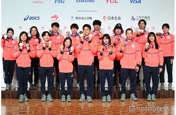 「第25回オリンピック冬季競技大会 TEAM JAPAN 帰国時記者会見」に出席した選手たち／（後列左から）中井亜美選手、吉田唄菜選手、森田真沙也選手、佐藤駿選手、木俣椋真選手、長谷川帝勝選手、堀島行真選手、野明花菜選手（前列左から）坂本花織選手、鍵山優真選手、三浦璃来選手、木原龍一選手、村瀬心椛選手、木村葵来選手、深田茉莉選手（C）モデルプレス