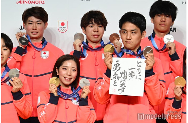 「第25回オリンピック冬季競技大会 TEAM JAPAN 帰国時記者会見」に出席した三浦璃来選手、木原龍一選手(C)モデルプレス