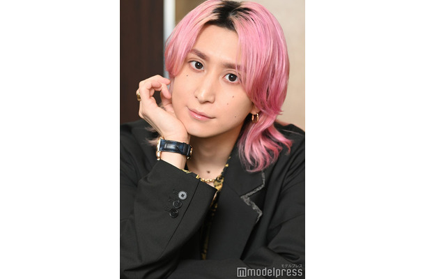 モデルプレスのインタビューに応じた佐久間大介（C）モデルプレス