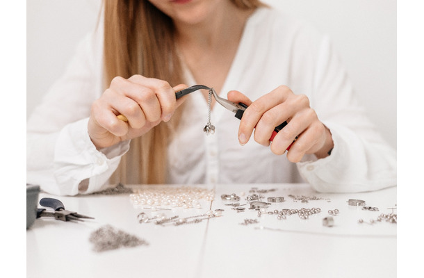 100均で材料がそろうから、初期投資も在庫リスクもゼロ!? 在宅で「スマホケース作家」の副業をする人の実態とは?