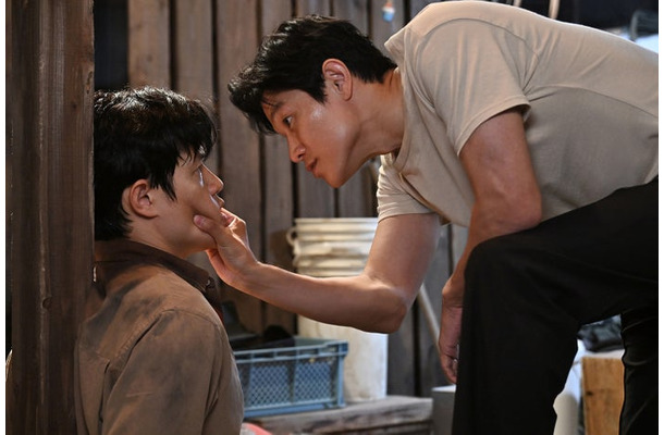 鈴木亮平と鈴木亮平「リブート」第5話（C）TBS