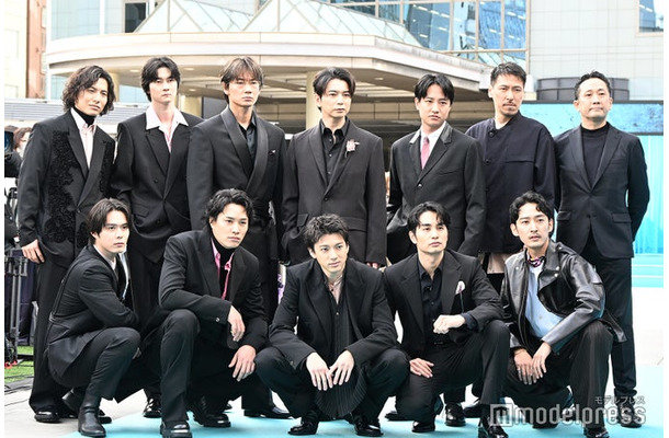 「ちるらん 新撰組鎮魂歌」浅黄色カーペットランウェイに登場した（後列左から）宮崎秋人、柳俊太郎、綾野剛、松本潤、藤原季節、岩永ひひお、渡辺一貴監督（前列左から）細田佳央太、鈴木伸之、山田裕貴、中村蒼、上杉柊平（C）モデルプレス