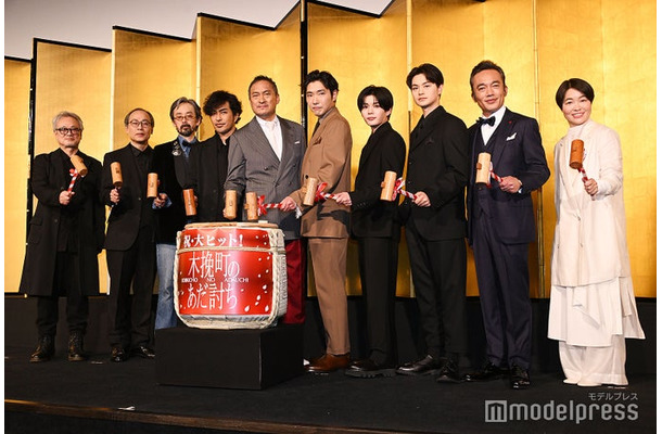 (左から)源孝志監督、正名僕蔵、滝藤賢一、北村一輝、渡辺謙、柄本佑、長尾謙杜、瀬戸康史、高橋和也、イモトアヤコ(C)モデルプレス