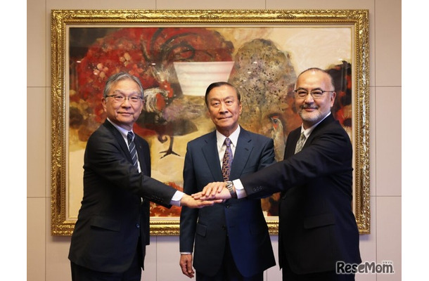 明治大学と竹中工務店、定期建物賃貸借契約締結のようす