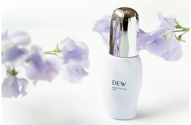 しょんぼり肌が、光を反射するツヤ肌に！ レフ板のようなDEWの新しいブライトニング乳液は大人肌の味方