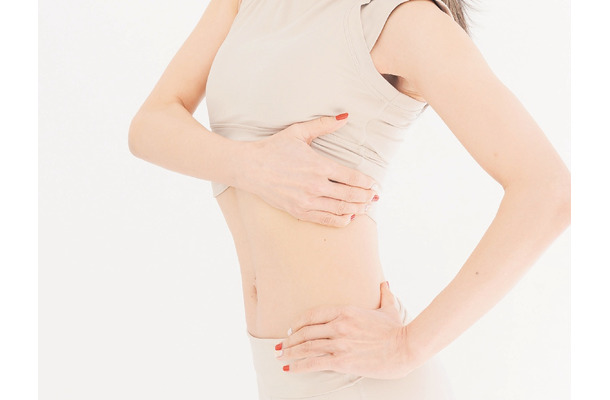 お腹じゃなくて胸だった！ “骨盤マニア”が教える「くびれができる胸ほぐし」がすごい