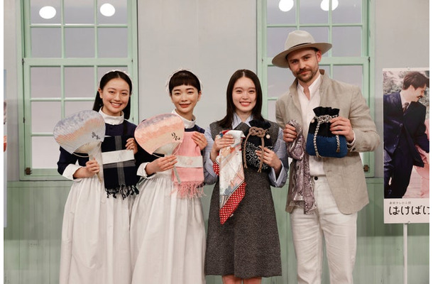 上坂樹里、見上愛、高石あかり、トミー・バストウ（C）NHK