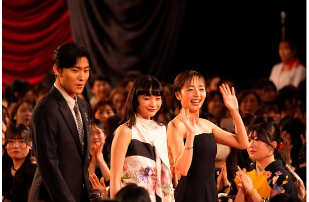 松谷鷹也、見上愛、森田望智（C）日本アカデミー協会