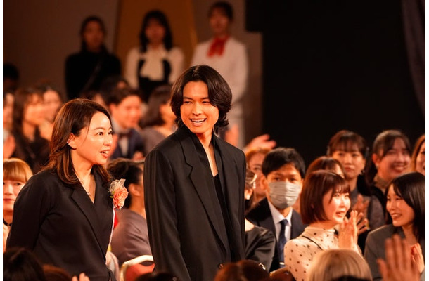 塚原あゆ子氏、松村北斗（C）モデルプレス