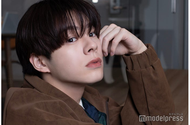 モデルプレスのインタビューに応じた宇佐卓真（C）モデルプレス