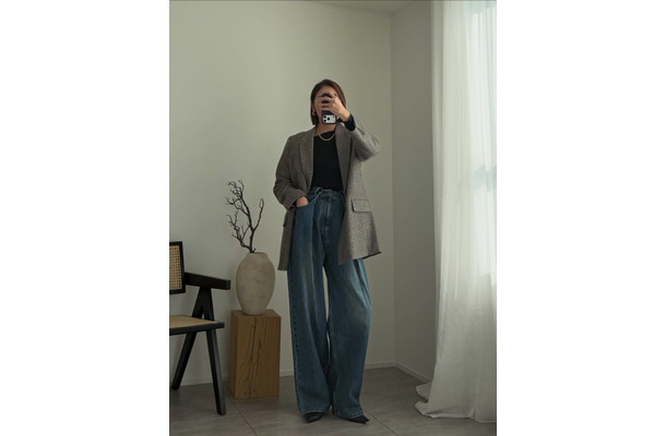 チェック柄ジャケットを味方に。インナーで遊び心を添えた大人のデニム着こなし【40代の毎日コーデ】