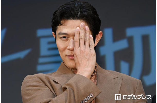 イベントに登壇した鈴木亮平（C）モデルプレス