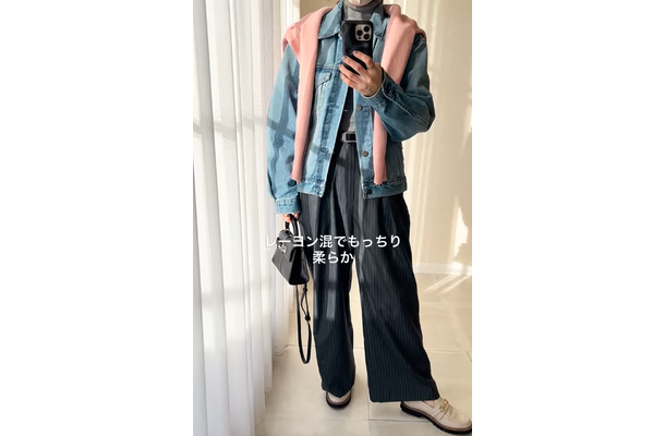 ピンクニットの肩掛けワザで春らしく。大人のデニムジャケットスタイル【40代の毎日コーデ】